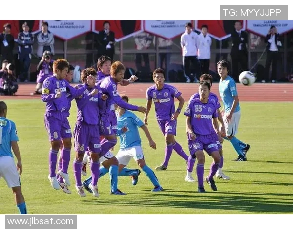 广岛三箭迎战FC东京展开激烈对决争夺联赛积分荣耀